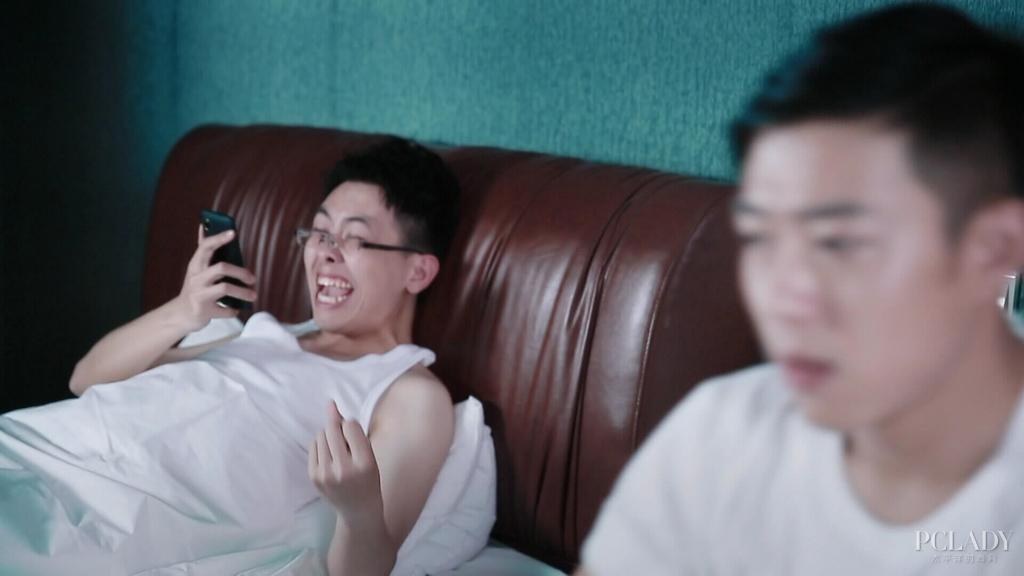 和男同事一起出差,第二天晚上睡前在房间sy,回家后我老公问我是不是