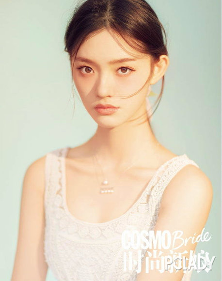 林允封面大片曝光 优雅妩媚宛如油画中人