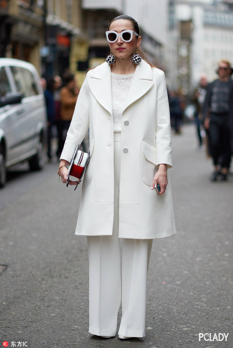 冬季白色外套更显清新巧妙搭配温暖时髦