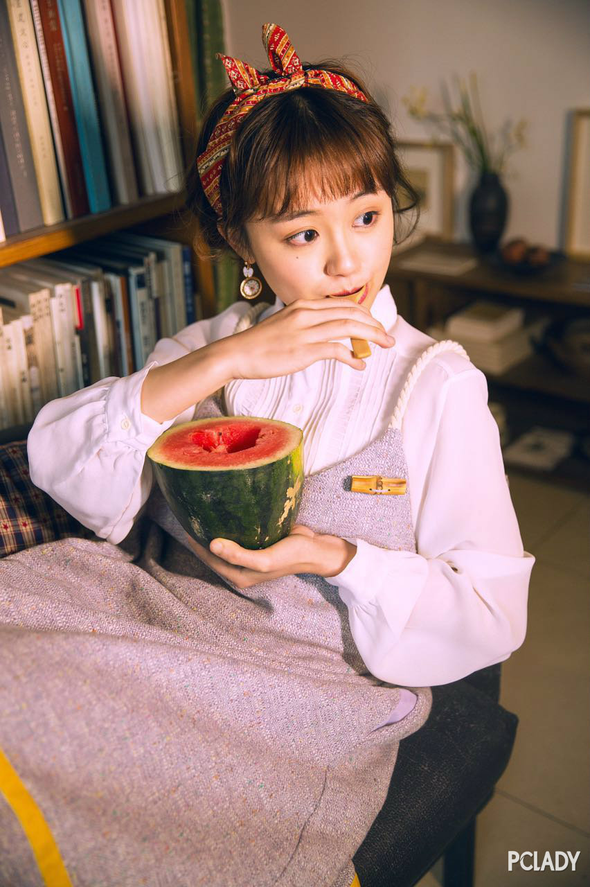 林千鹿清新写真曝光 变身吃瓜少女可爱俏皮