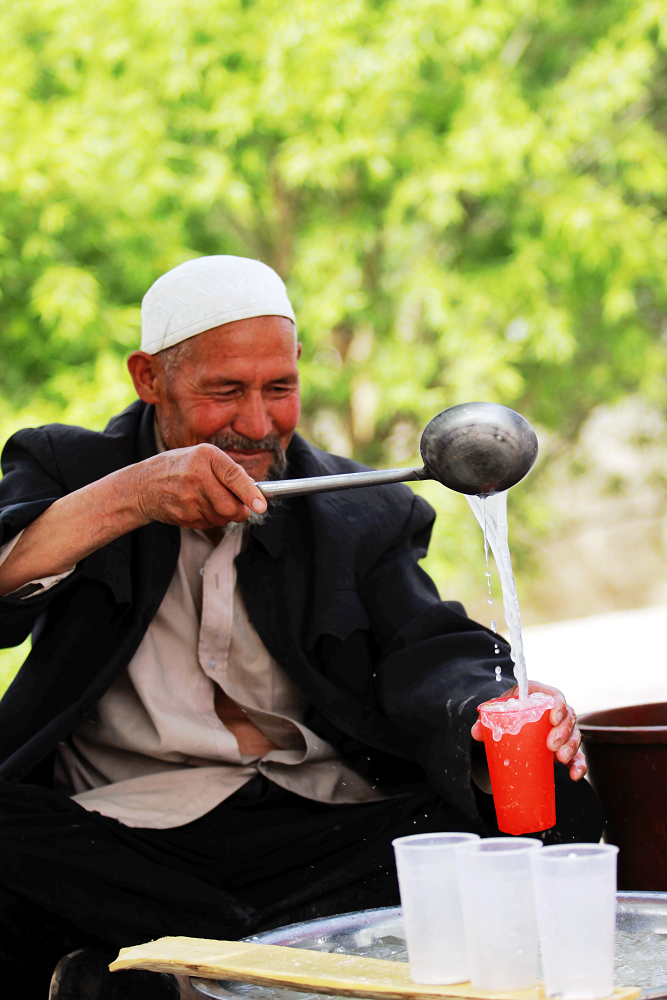 【卖冰水的老汉摄影图片】新疆喀什纪实摄影