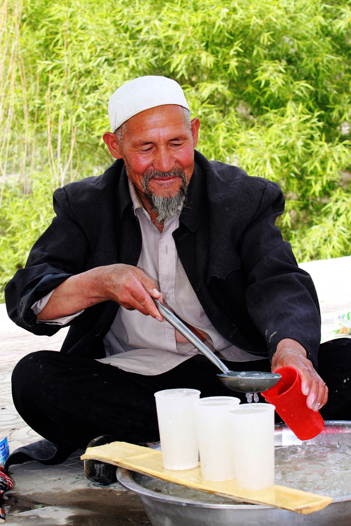 【卖冰水的老汉摄影图片】新疆喀什纪实摄影