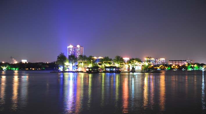 济南大明湖的夜景