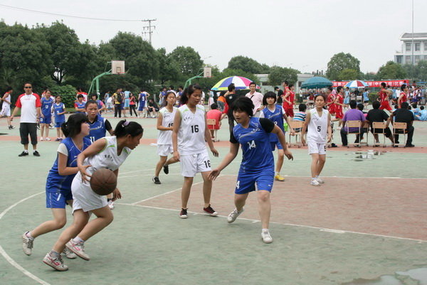 【2010年度青浦区中学生篮球比赛雨中圆满收
