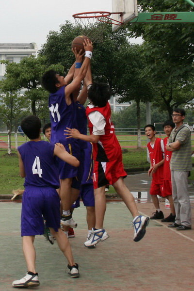 2010年度青浦区中学生篮球比赛雨. (共p)