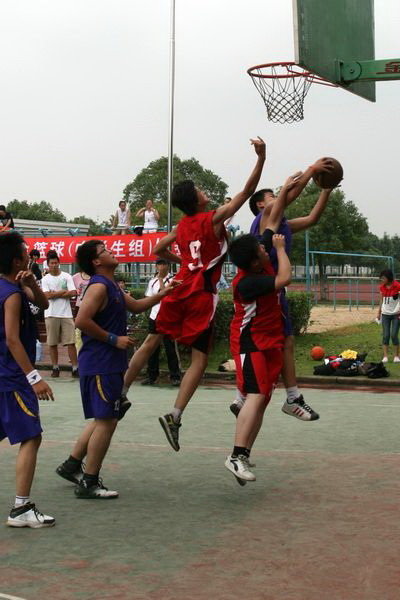 【2010年度青浦区中学生篮球比赛雨中圆满收