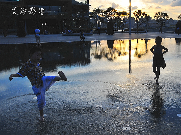 【庆典广场 嬉水的孩子 世博印象之九摄影图片】上海