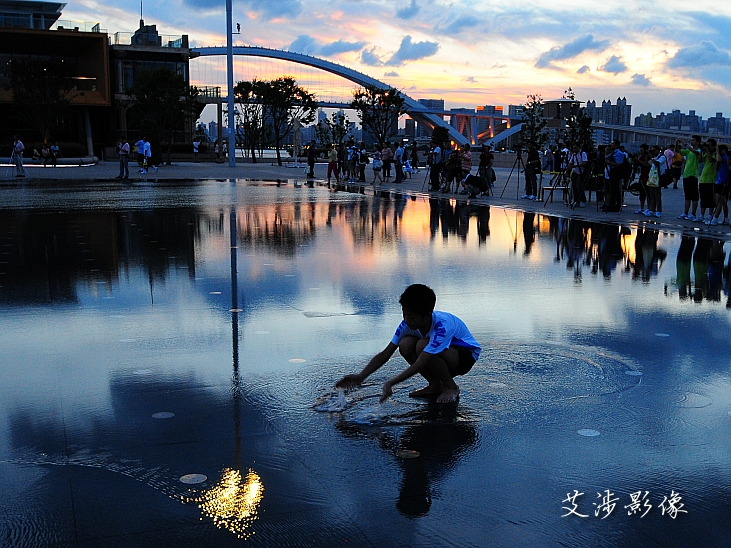 【庆典广场 嬉水的孩子 世博印象之九摄影图片】上海
