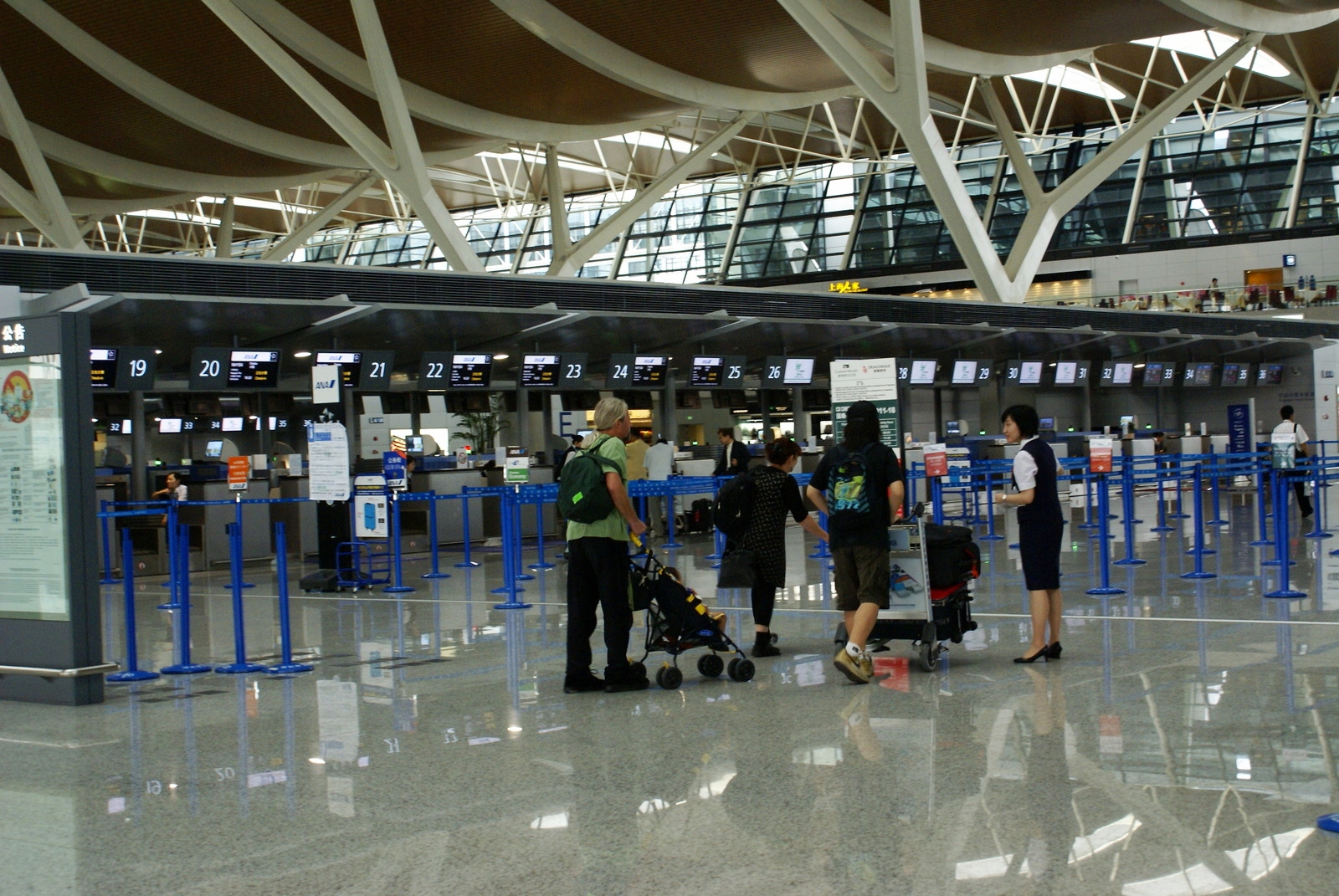 深圳机场迎来入境免隔离首批旅客，国际入境区域恢复启用-新闻频道-和讯网
