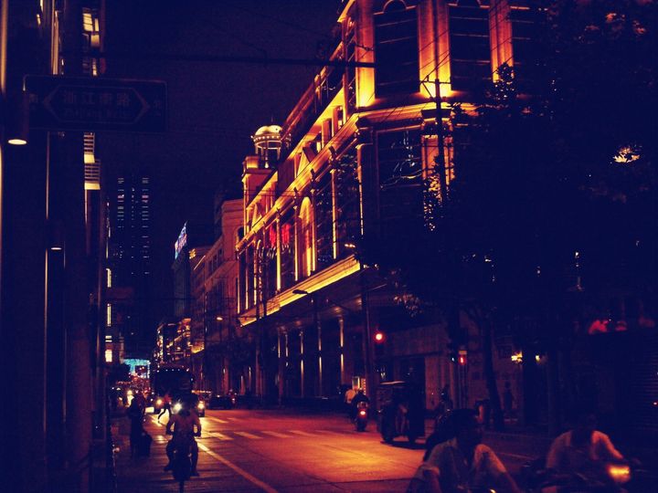 【远离繁华的本色夜上海摄影图片】老街生活摄影_站在