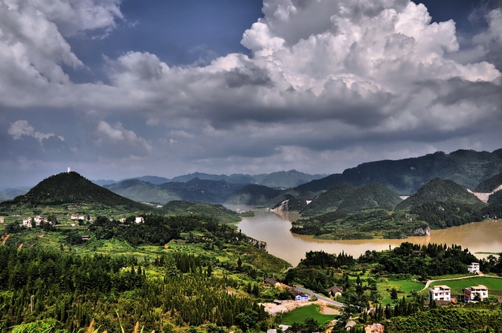 尹家坡上观山景