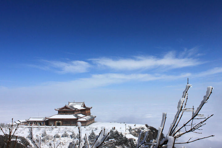 峨眉山金顶雪中的太阳