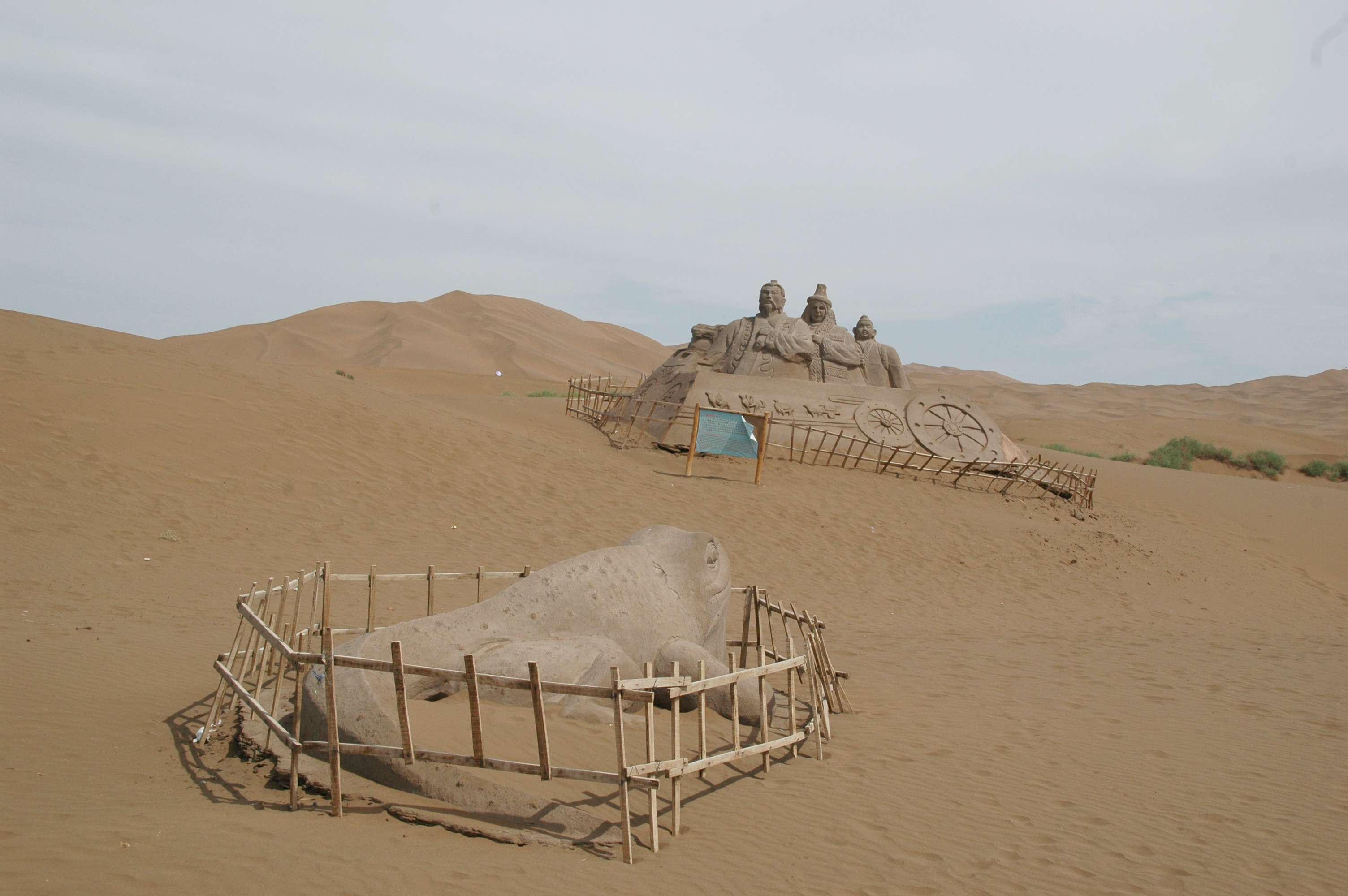 【楼兰古国沙漠中的沙雕摄影图片】库木塔格沙漠纪实摄影_老来好摄_太平洋电脑网摄影部落