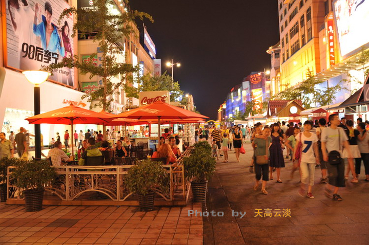 【夏夜,热闹的北京王府井商业街摄影图片】北