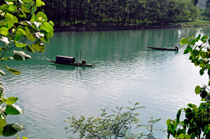 小江边的风景