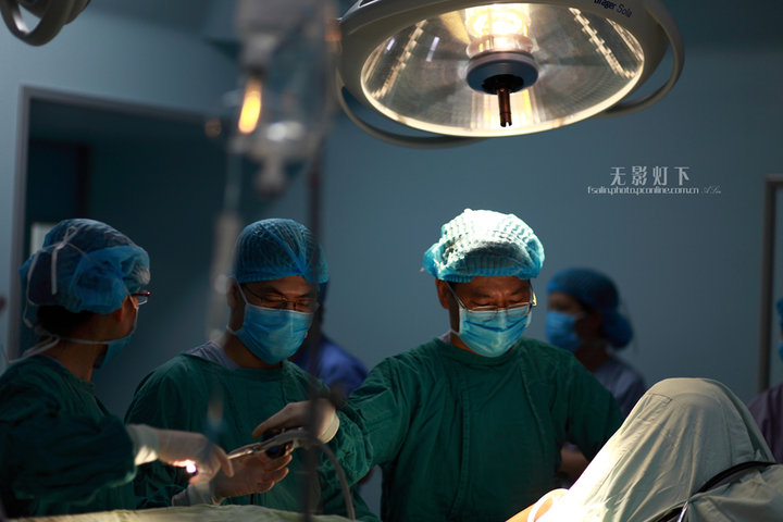 《无影灯下》