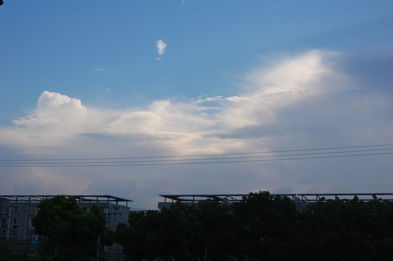 八月未雨后的清晨天空