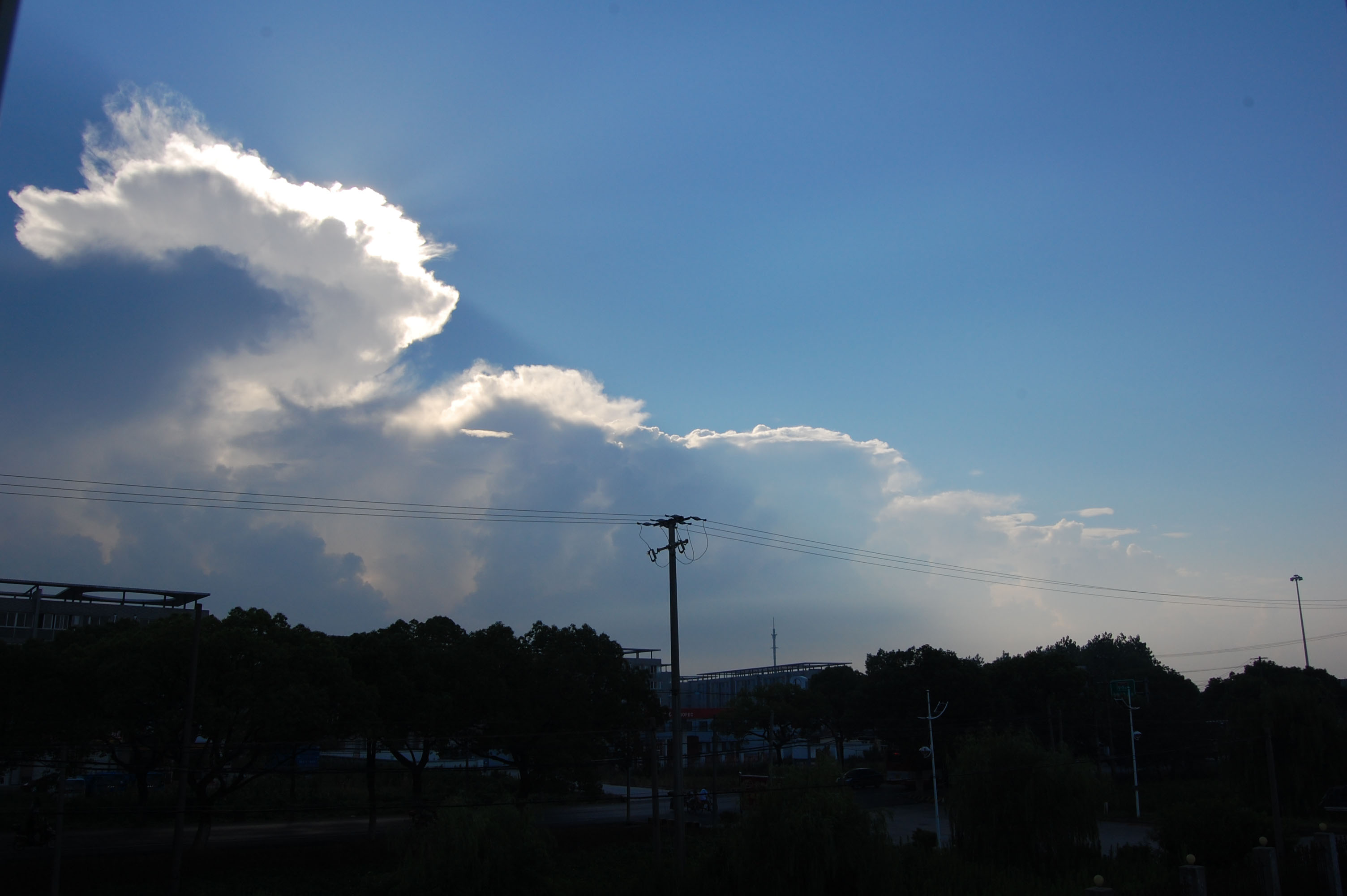 八月未雨后的清晨天空