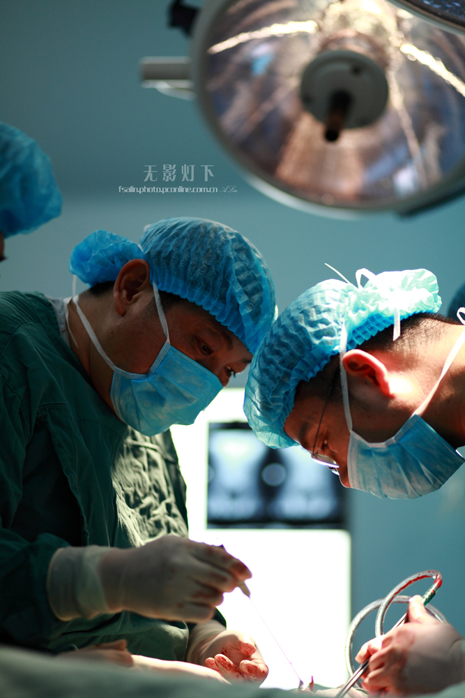 《无影灯下》