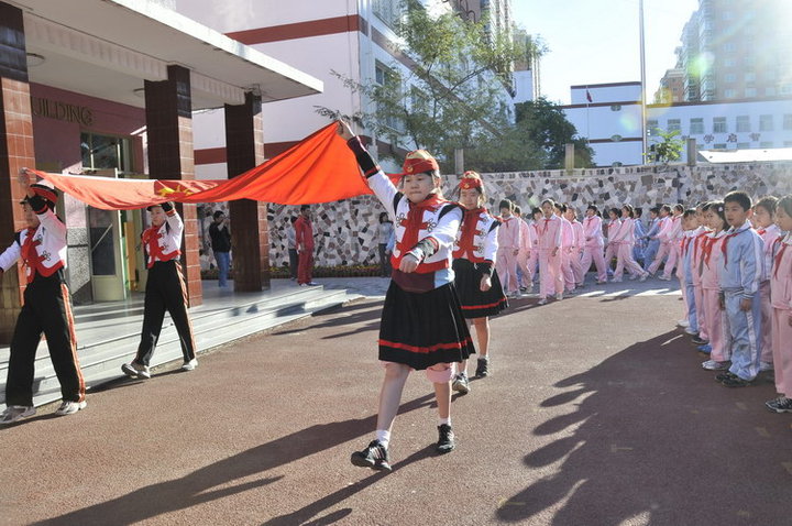 【北京:中关村三小举行升旗仪式,进行爱国主义