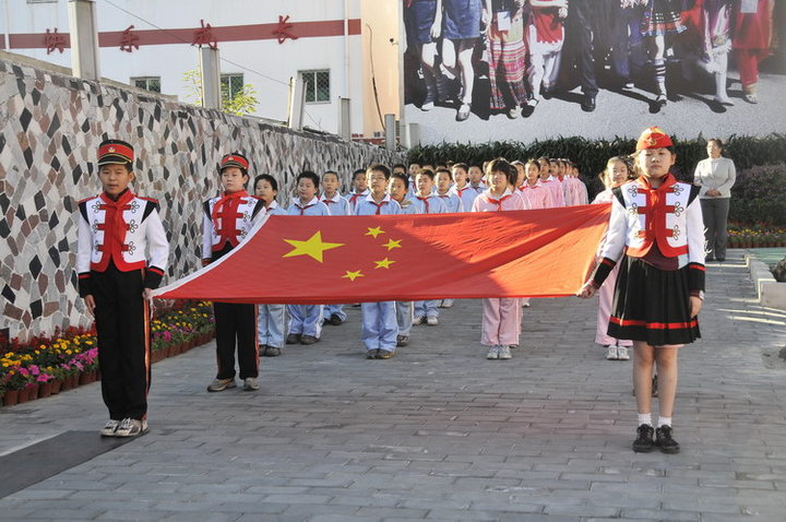【北京:中关村三小举行升旗仪式,进行爱国主义