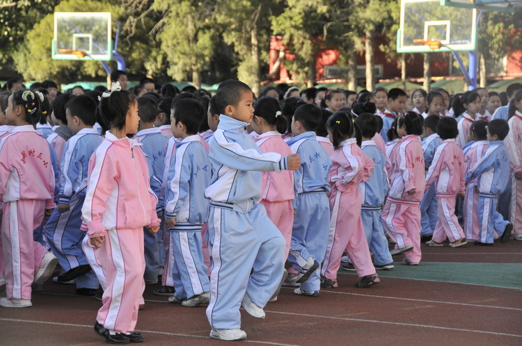 北京:中关村三小举行升旗仪式,进行爱国主义教育