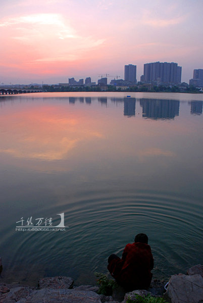 黄昏和儿子游走百家湖边--美丽日. (共p)