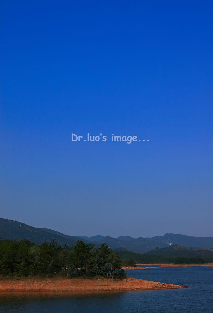 晴空万里,碧波荡漾
