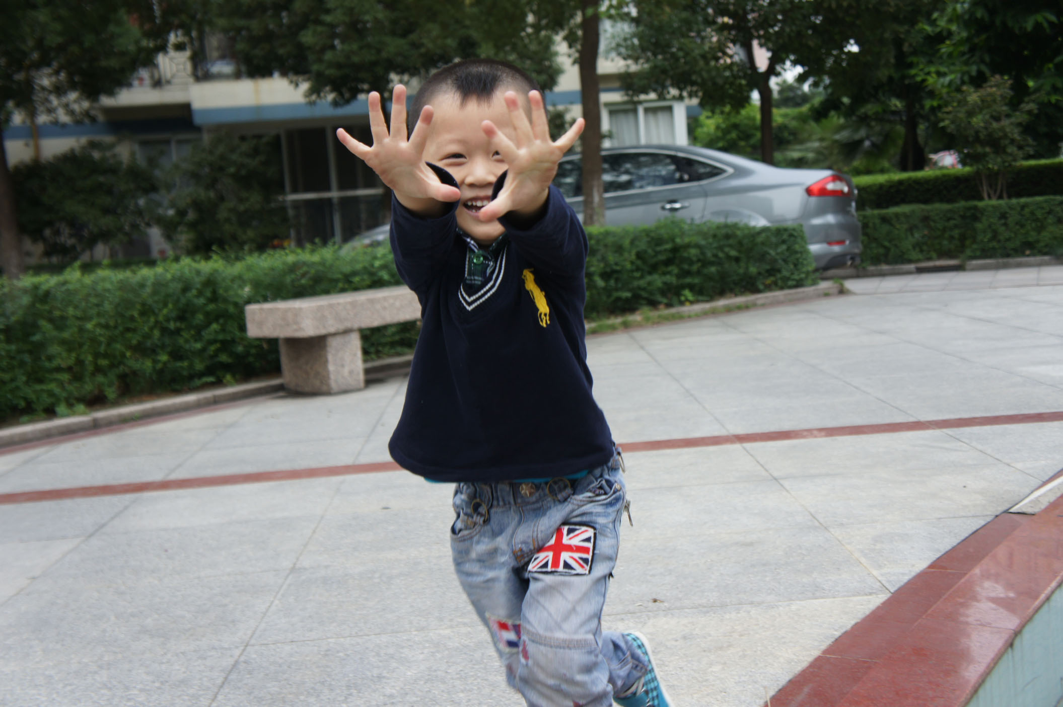 【奔跑中的小孩摄影图片】温州涌金花园小区人