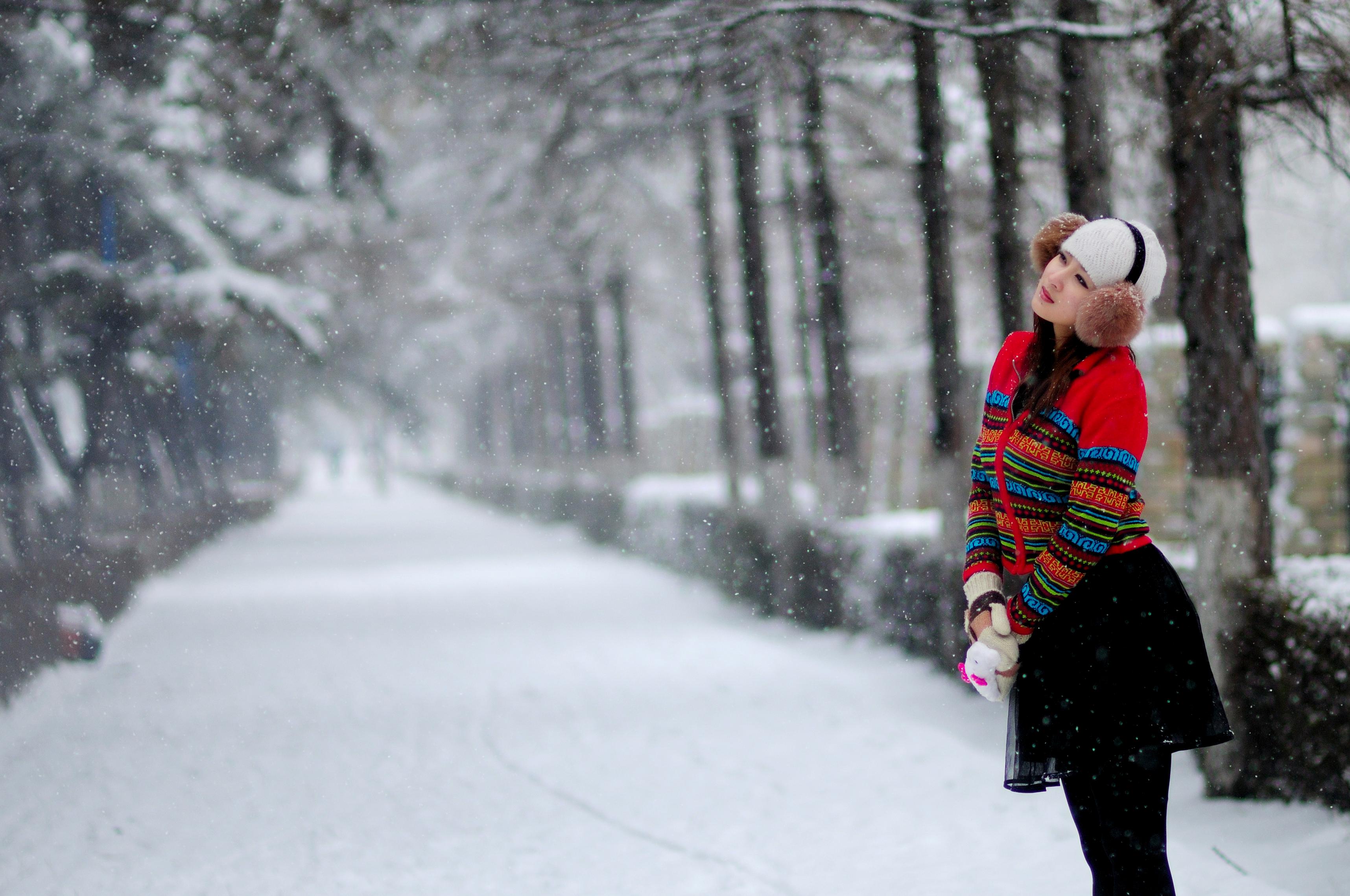 冬天手捧着雪花的欧美女生图片 - 免费可商用图片 - CC0素材网