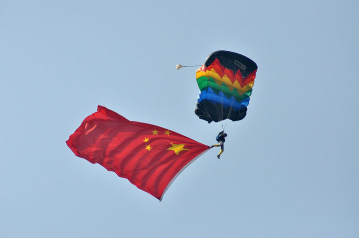 八一跳伞队空中舞翩跹