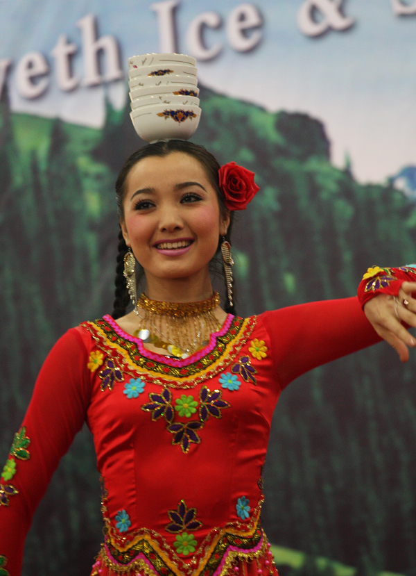 【新疆维吾尔族姑娘的顶碗舞蹈亚克西摄影图