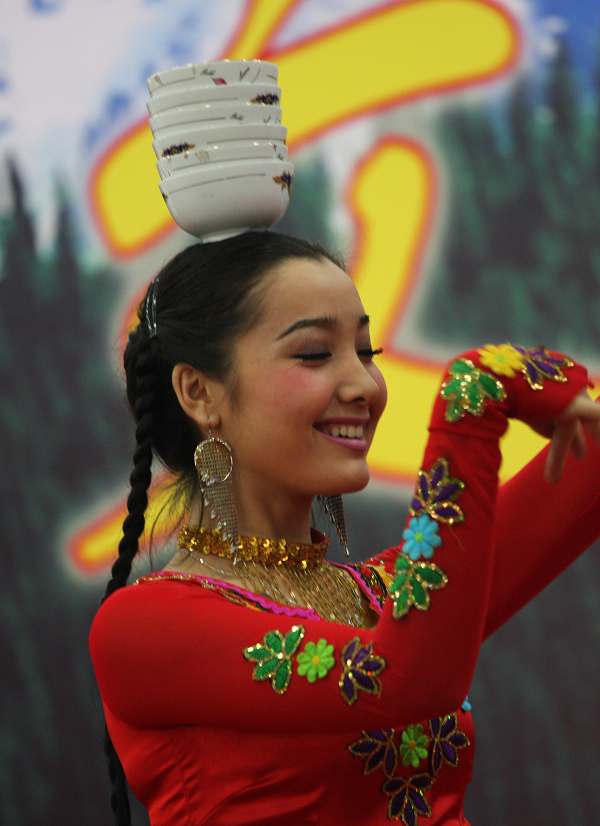 新疆维吾尔族姑娘的顶碗舞蹈“亚克西”
