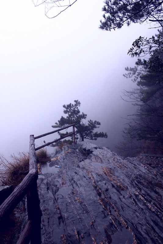 雨雾缭绕庐山