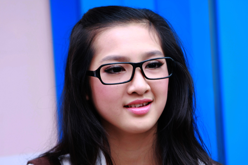 戴眼镜的姑娘