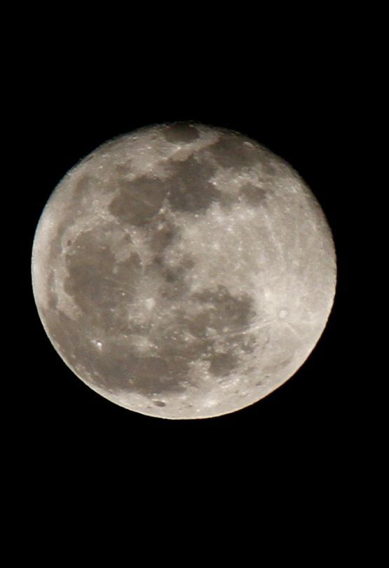 【200mm手持拍摄飞机穿越月亮奇观摄影图片