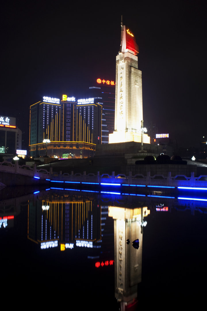 实拍雨夜南昌八一广场