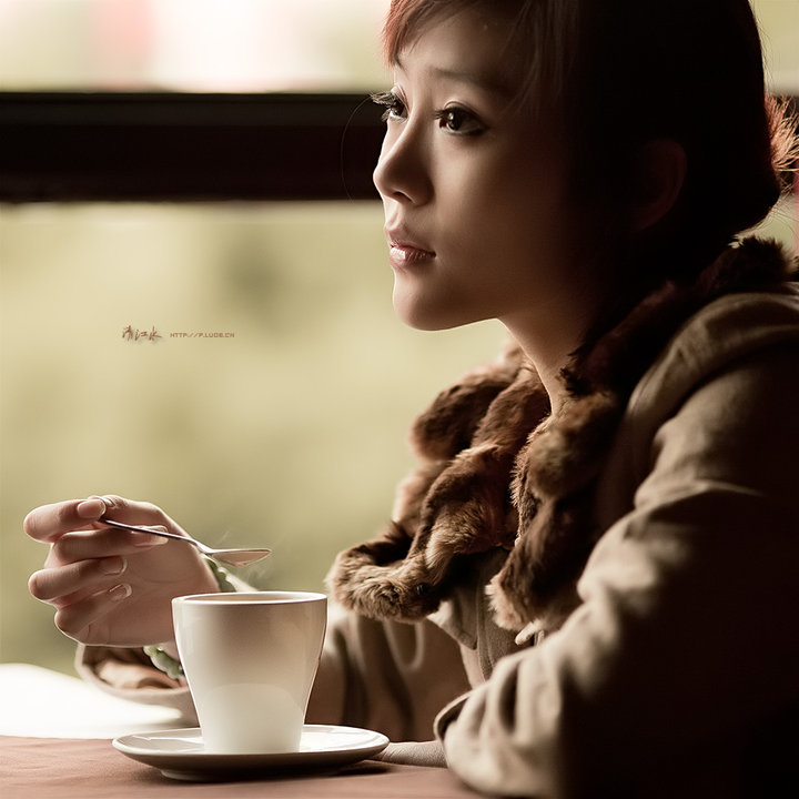 【在这个寒冷的冬天,有咖啡和女人摄影图片】