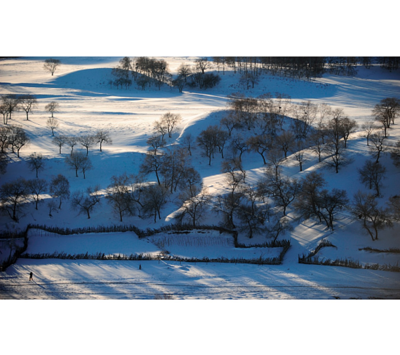 坝上雪影