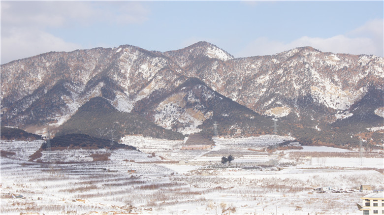 雪后山景