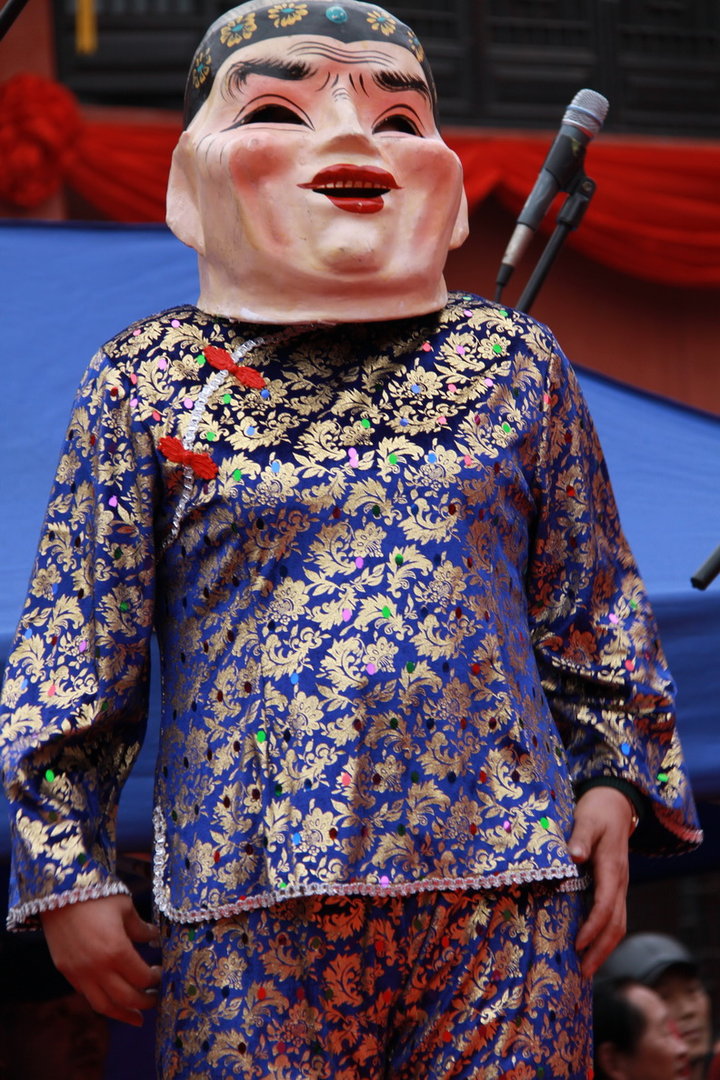 城隍庙里的新春文化庙会----好笑人的大头娃娃!