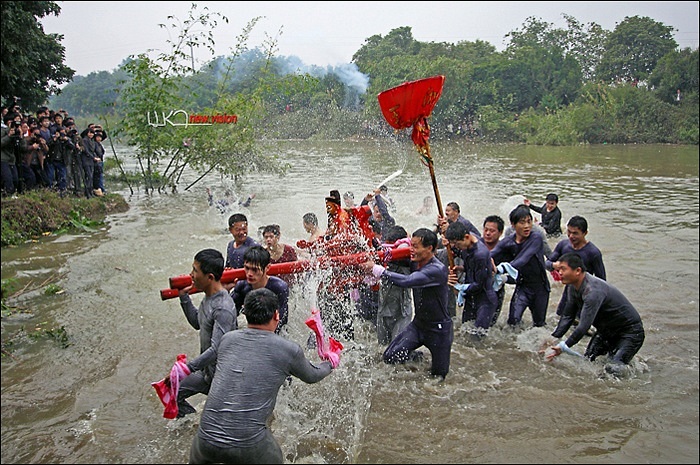 "人神共浴"戽水神