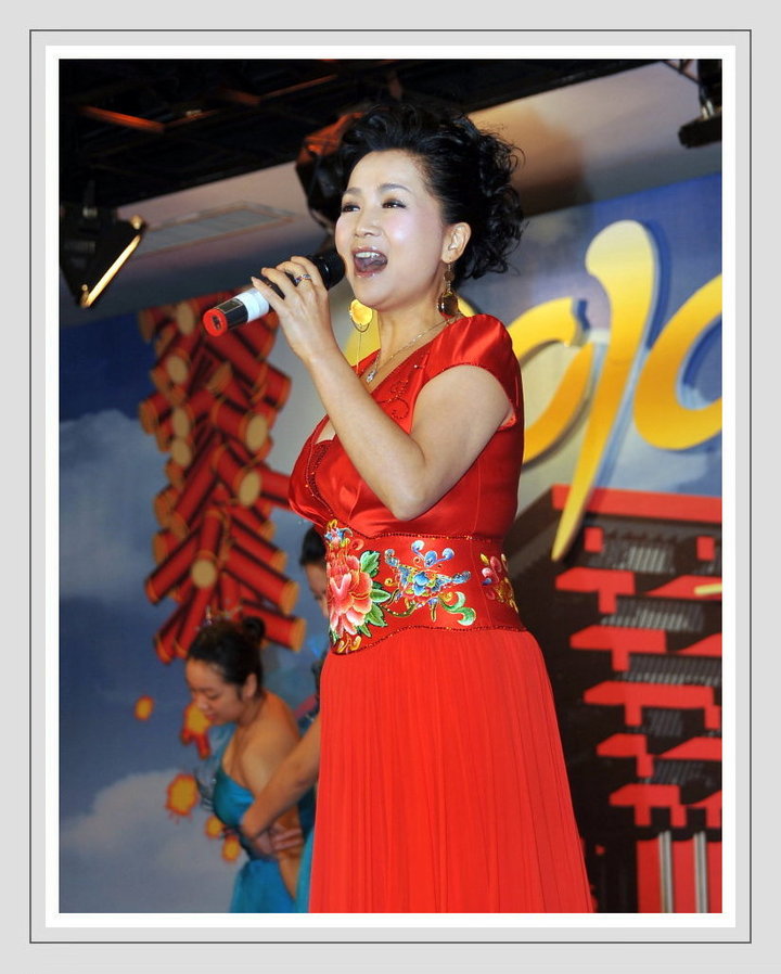 【穿红色长裙的女歌手摄影图片】上海青松城纪