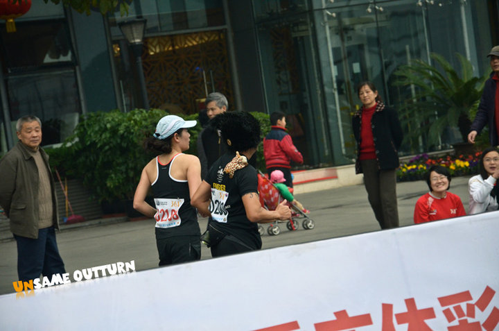 【2011重庆国际马拉松+表情篇二摄影图片】重
