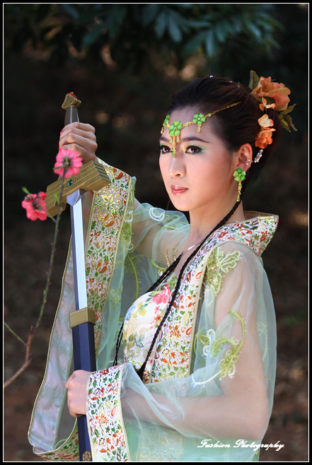 【冷艳年制初试剑,百媚初中学吹笛_莲花山美女几山东柔情侠骨济宁图片