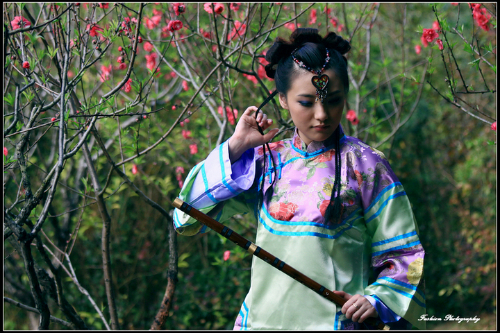 冷艳侠骨初试剑,百媚柔情学吹笛___莲花山美女蹭拍