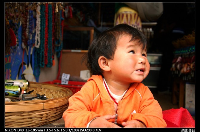 【纳西族穿阿迪达斯的小孩摄影图片】丽江古镇