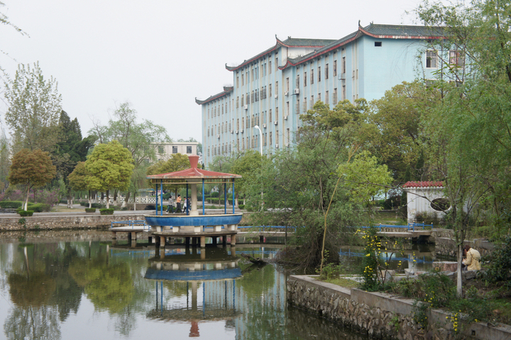 【夕阳下校园一角摄影图片】上饶师范学院纪实摄影_网