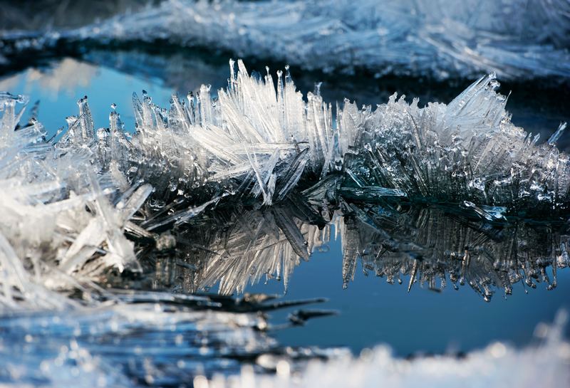 赛里木湖出现冰凌奇观
