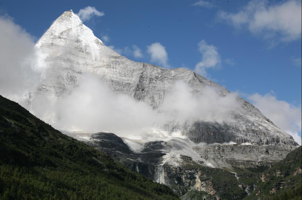 稻城亚丁央迈勇雪山